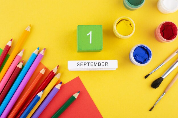 1 settembre su un calendario di legno tra matite colorate e colori