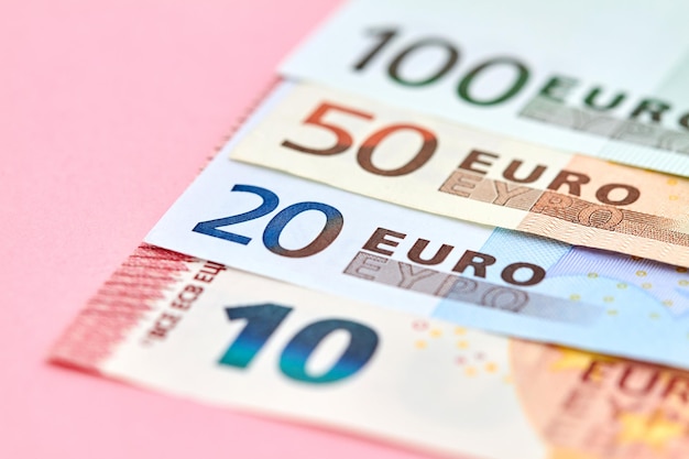 10 20 50 100 banconote in euro su sfondo rosa