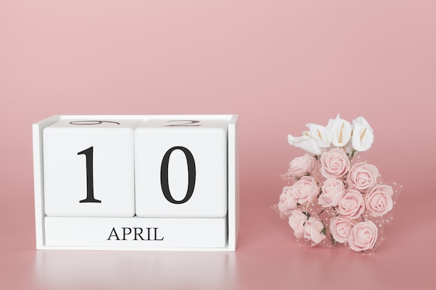 10 aprile. Giorno 10 del mese. Cubo del calendario sul rosa moderno