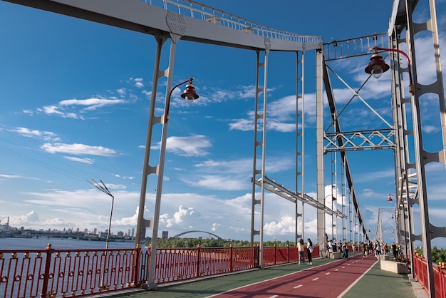 10 luglio 2023 Kiev Ucraina Ponte del parco pedonale sul Dnipro a Kiev Promenata estiva calda