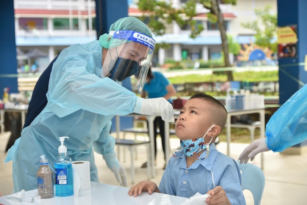 10 novembre 2021; Chiang Rai, Thailandia: gli insegnanti utilizzano kit di antigeni di autotest rapidi. (atk)Test Covid-19 per studenti