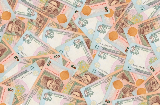 100 banconote hryvnias ucraine si trovano in una grande pila. Grande quantità di denaro