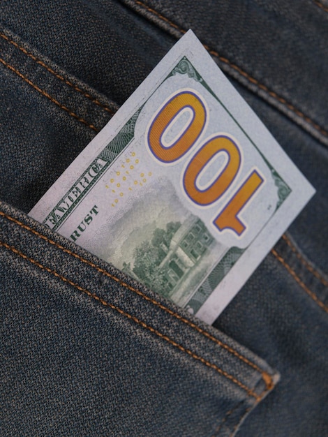 100 usd nella tasca dei jeans