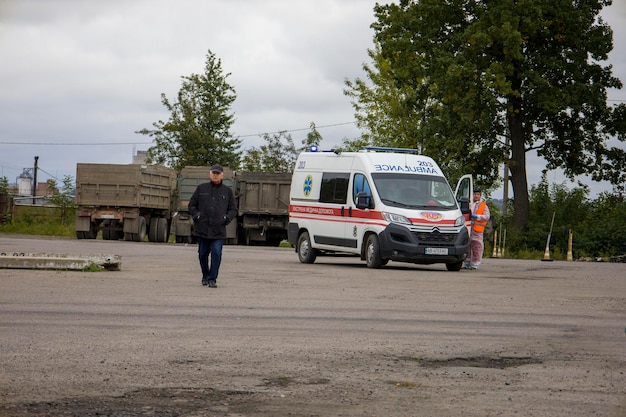 10102022 Kiev Ucraina Paramedici vicino a un'ambulanza durante l'addestramento