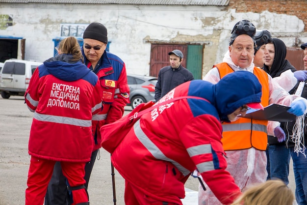 10102022 Kiev Ucraina Paramedici vicino a un'ambulanza durante l'addestramento