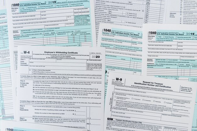 1040 modulo fiscale vicino sulla scrivania. tempo fiscale. concetto di tasse