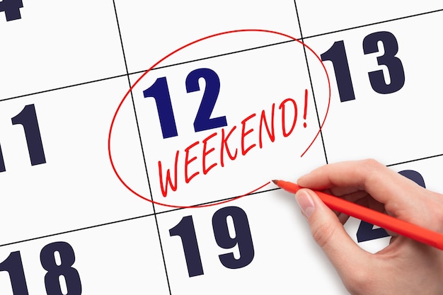 12° giorno del mese Scrivere a mano il testo WEEKEND e cerchiare la data del calendario