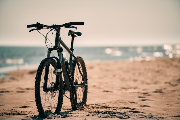 13052023 Polonia Mar Baltico Europa Bicicletta moderna sulla spiaggia Vita di vacanza e concetto di svago Fitness sport motivazione e ispirazione MTB al mare