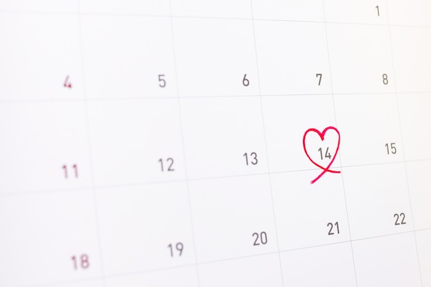 14 febbraio con cuore rosa sul calendario