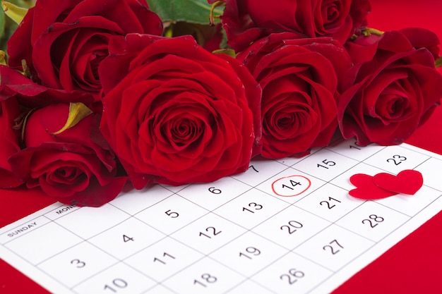 14 febbraio su calendario e decorazioni per San Valentino.