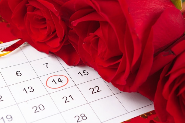 14 febbraio su calendario e decorazioni per San Valentino.