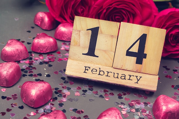 14 febbraio su calendario e decorazioni per San Valentino.