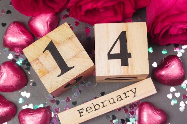 14 febbraio su calendario e decorazioni per San Valentino.