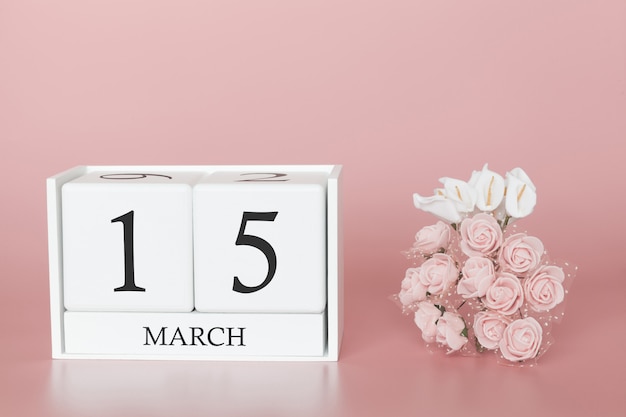 15 marzo. Giorno 15 del mese. Cubo del calendario sul rosa moderno