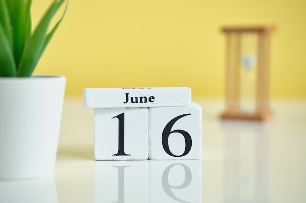 16 giugno giorno mese mese concetto di calendario su blocchi di legno.