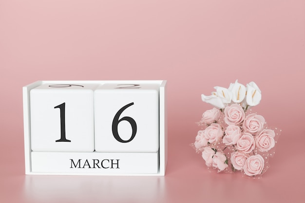 16 marzo. Giorno 16 del mese. Cubo del calendario sul rosa moderno