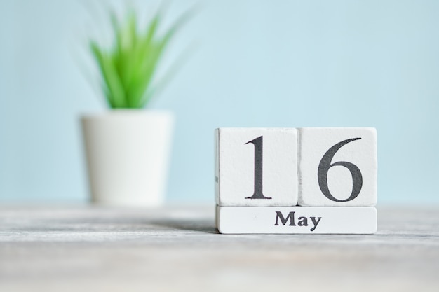 16 sedicesimo giorno maggio mese concetto di calendario su blocchi di legno.