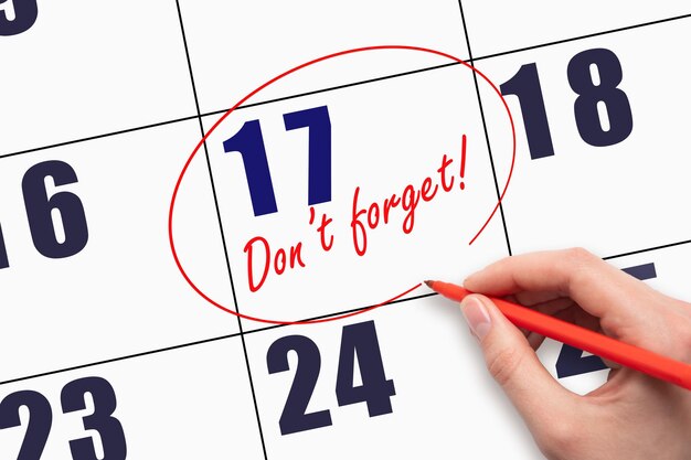 17° giorno del mese Testo di scrittura a mano NON DIMENTICARE e cerchiare la data del calendario