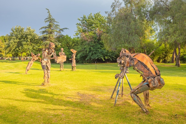 19 maggio 2022 Antalya Turchia Cameraman sculture in ferro nel parco cittadino