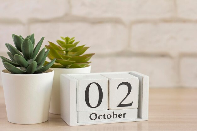 2 ottobre su un calendario di legno su un tavolo o uno scaffaleUn giorno del mese autunnaleCalendario per ottobre Autunno