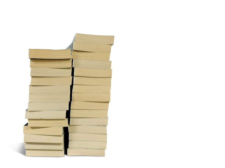 Foto 2 pile di libri isolati su sfondo bianco