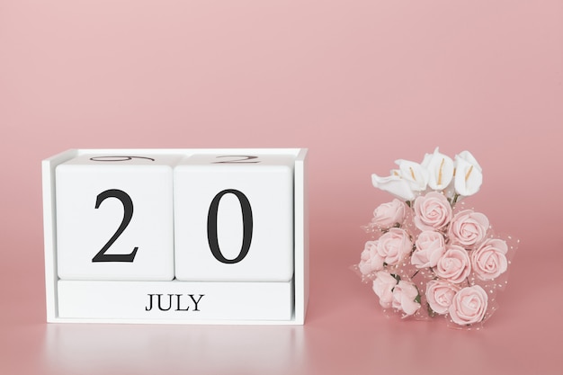 20 luglio Giorno 20 del mese. Cubo del calendario sul rosa moderno