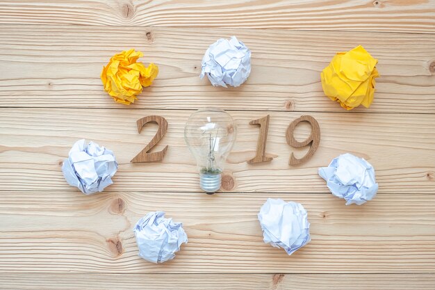 2019 Happy New years with lightbulb with paper sbriciolato