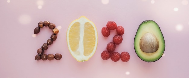 2020 a base di cibo sano su sfondo pastello