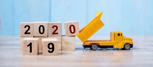 2020 felice anno nuovo con camion in miniatura