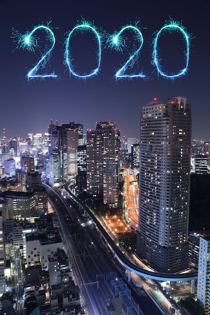 2020 fuochi d'artificio di felice anno nuovo sul paesaggio urbano di Tokyo di notte, in Giappone