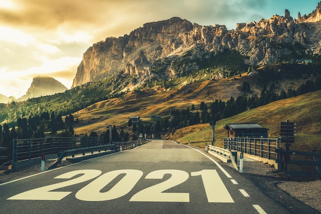 2021 Anno nuovo viaggio su strada e concetto di visione futura.