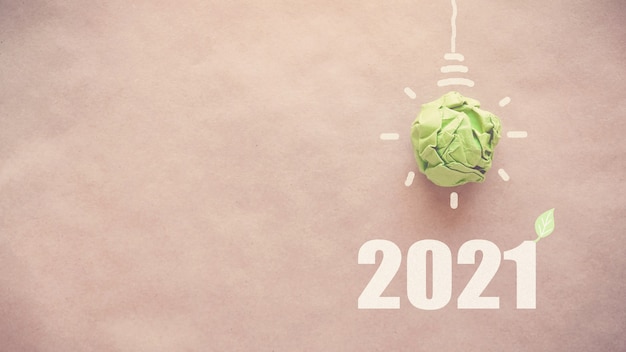 2021 con lampadina in carta verde