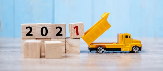 2021 Felice anno nuovo con camion in miniatura