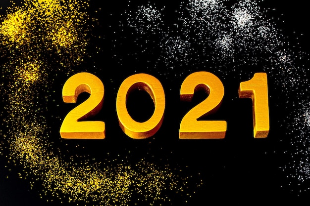 2021 realizzato in legno e oro dipinto su sfondo nero