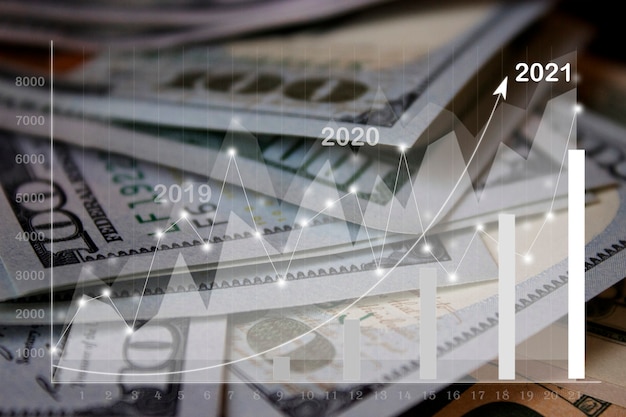 2021. Vista prospettica ravvicinata dello sfondo dei soldi delle banconote con ologramma virtuale stat, grafico. Concetto di affari e finanza, economia mondiale. Contesto strutturato astratto. Messa a fuoco selettiva.