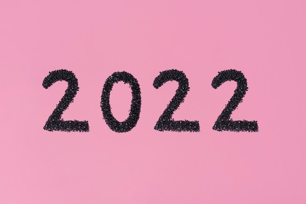 2022 Capodanno Numero di materiale lapideo e sfondo rosa