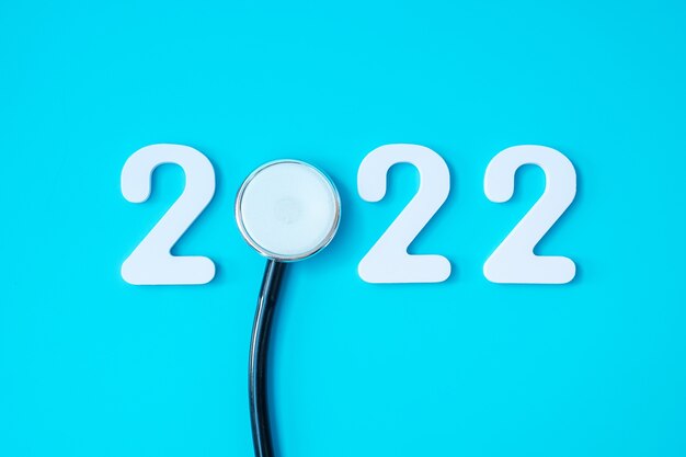 2022 Felice Anno Nuovo per l'assistenza sanitaria, le assicurazioni, il benessere e il concetto medico. Stetoscopio e numero bianco su sfondo blu