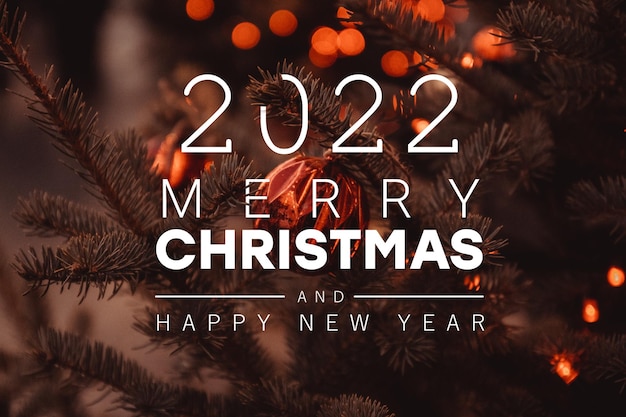 2022 Natale e Capodanno vacanza banner web sfondo. Modello con palline di Natale, neve su abete e luci alte.