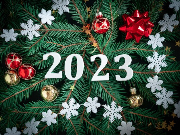 2023 numeri bianchi su rami di abete e decorazioni natalizie Concetto di Capodanno