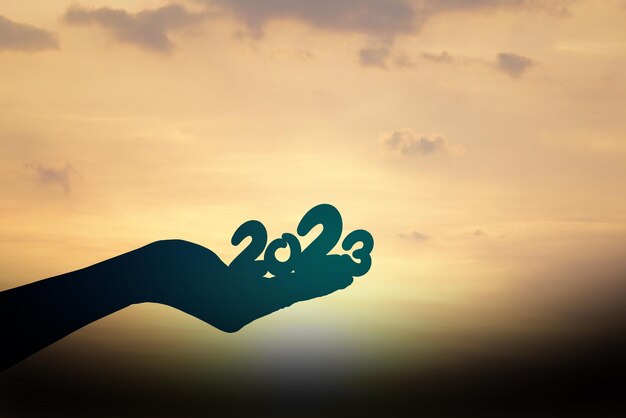 2023 silhouette sulla mano umana Felice anno nuovo concetto