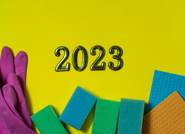 2023 su sfondo giallo