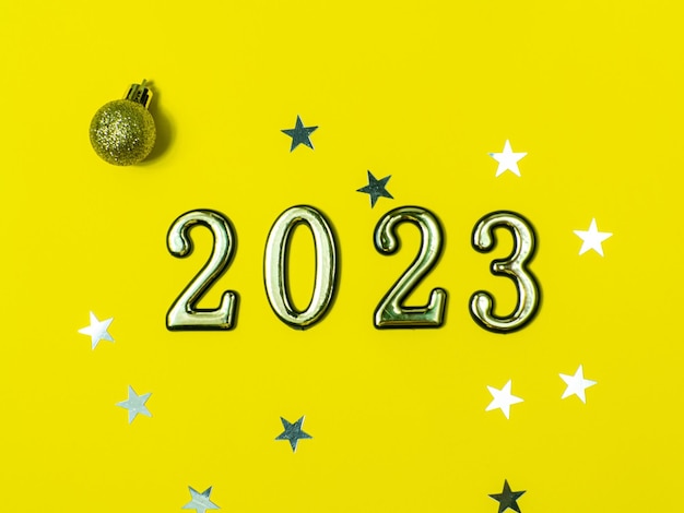 2023 su sfondo giallo