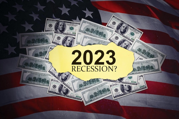 2023 testo di recessione con sfondo bandiera americana