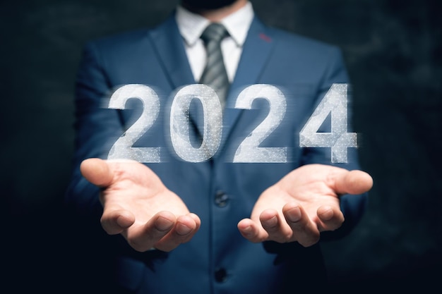 2024 creato dal web Uomo che tiene in mano