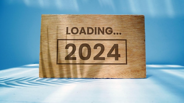 2024 Nuovo anno Caricamento Bar di caricamento con blocchi di legno 2024 su sfondo blu