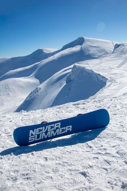 23 FEB 2022 Drahobrat Ucraina Freeride snowboard nelle montagne innevate tra le rocce con Never Summer snowboard sport estremo invernale