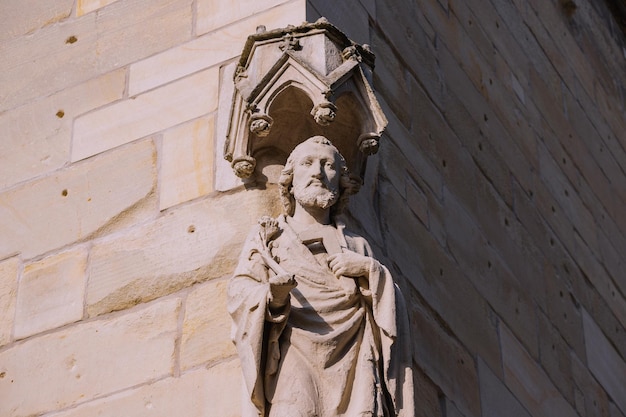 25 luglio 2022 Munster Germania Statue e sculture religiose sulla facciata di una chiesa o cattedrale gotica