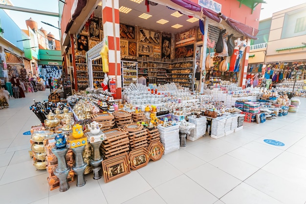 26 febbraio 2021 UAE Dubai Una bancarella di mercato vende beni fatti a mano e souvenir per i turisti nel padiglione africano del Global Village
