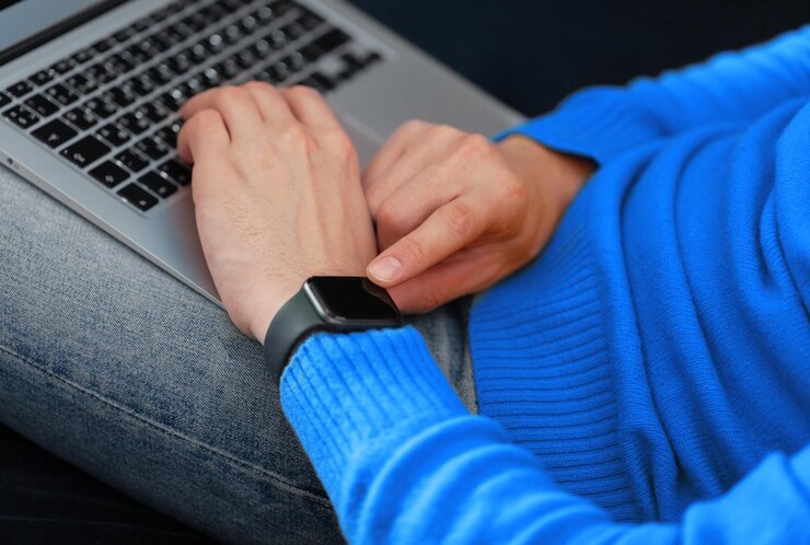 Foto 27-11-2018 kiev, ucraina. orologio apple commovente della mano degli uomini