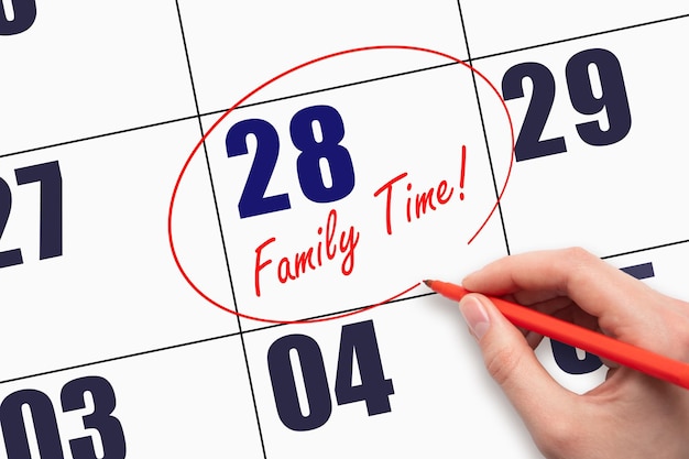 28° giorno del mese Scrivere a mano il testo FAMILY TIME e cerchiare la data del calendario